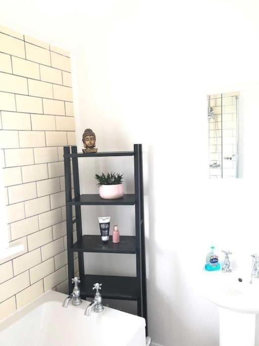 Two Bedroom Terrace House With Parking 赫尔河畔京士顿 外观 照片